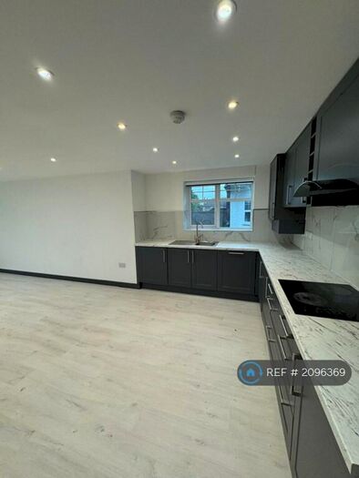 2 Bedroom Flat To Rent In Cliff Gardens, Scunthorpe, DN15