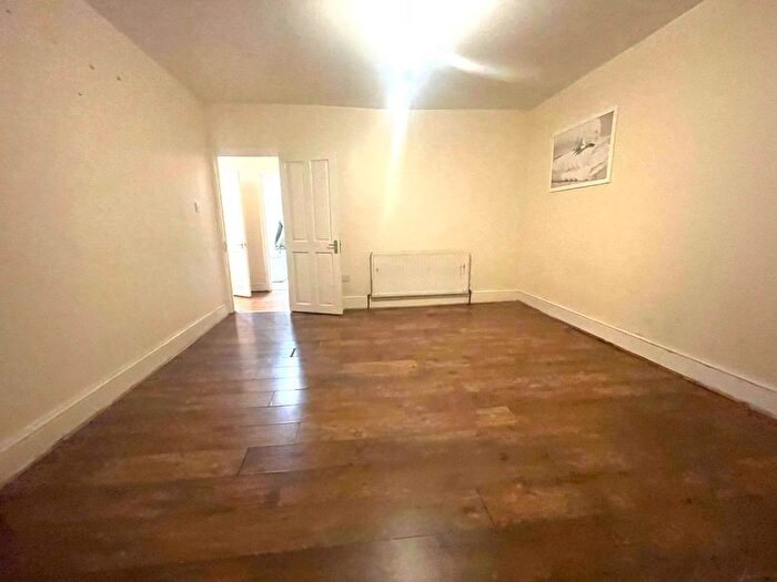 2 Bedroom Flat To Rent In Ilford, IG3