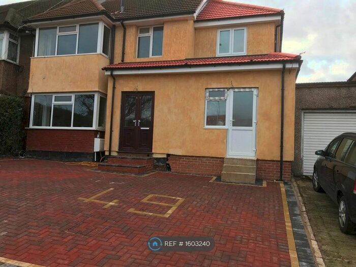 Studio To Rent In Hendon Way, London, NW2