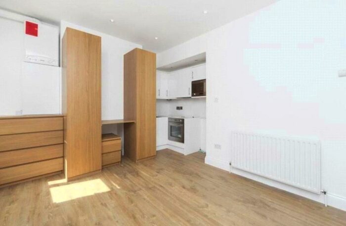 Flat To Rent In Ballards Lane, Finchley, London, N3