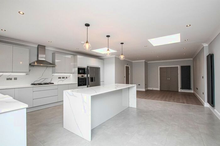 5 Bedroom Semi-Detached House To Rent In Westside, Hendon, NW4