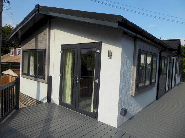 2 Bedroom Mobile/park Home For Sale In Wykeham Park, Alresford Road, Winchester, Hampshire, SO21