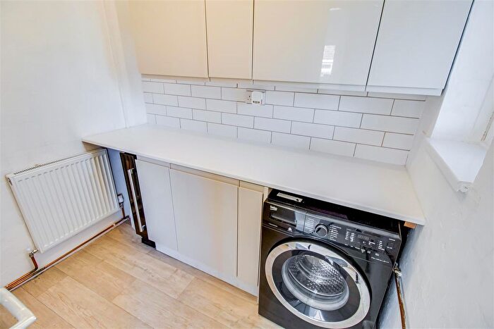2 Bedroom Semi-Detached House For Sale In Kettlethorpe Road, Wakefield, WF2
