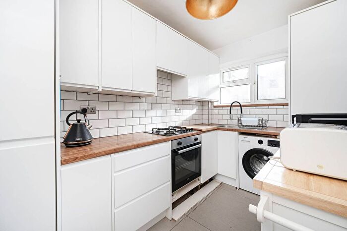 2 Bedroom Flat For Sale In Lea Bridge Road, Leyton, London, E10