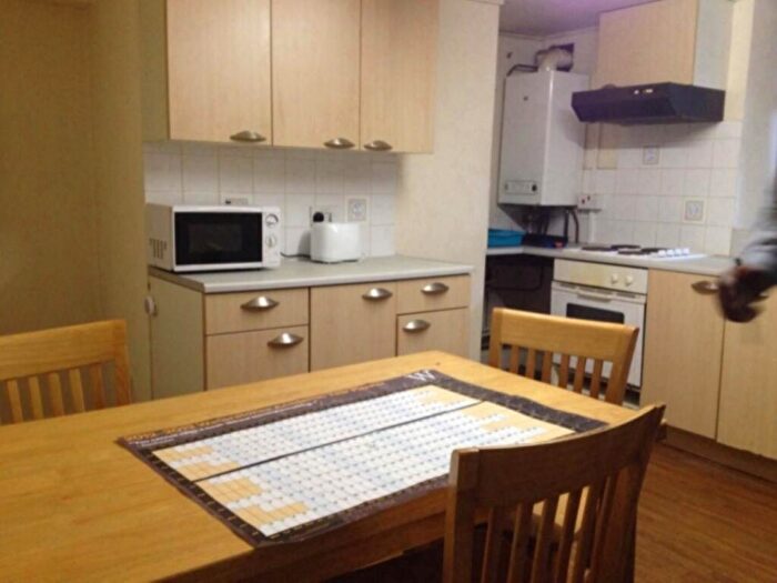 3 Bedroom Flat To Rent In Claremont, Bradford, BD7