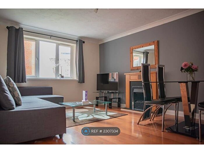 2 Bedroom Flat To Rent In Kings Oak Court, Reading, RG1