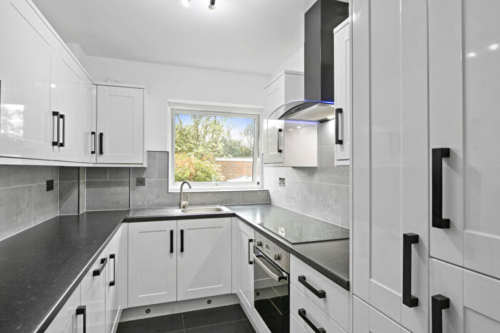 2 Bedroom Flat To Rent In Oatlands Drive, Weybridge, KT13