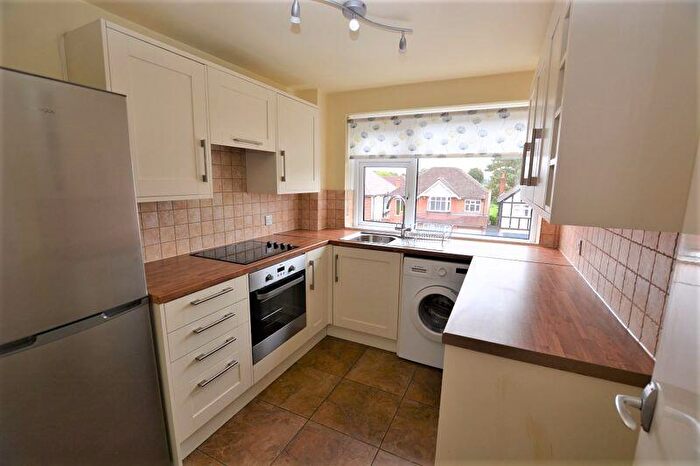 2 Bedroom Flat For Sale In Devonshire Road, Hatch End, HA5