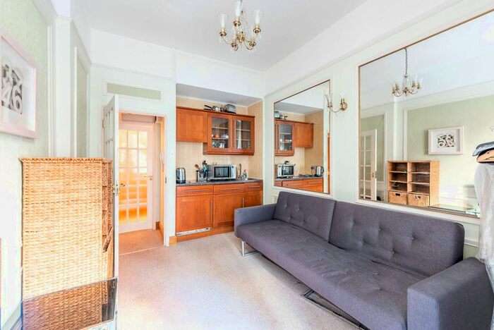 Studio To Rent In Basil Street, Knightsbridge, London, SW3