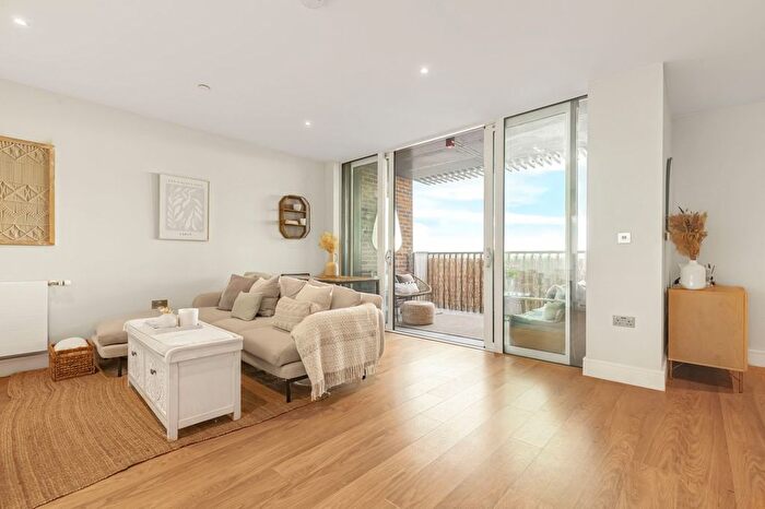 2 Bedroom Flat For Sale In Greyhound Parade, Earlsfield, London, SW17