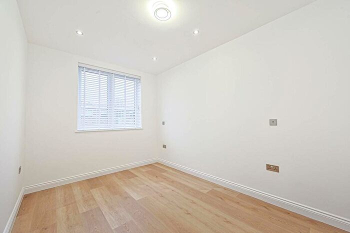 3 Bedroom Flat To Rent In Warwick Road, High Barnet, Barnet, EN5