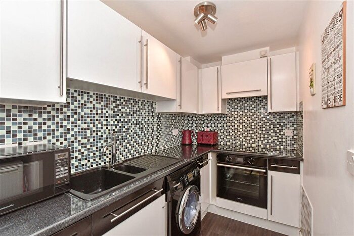 1 Bedroom Flat For Sale In Swan Street, West Malling, Kent, ME19