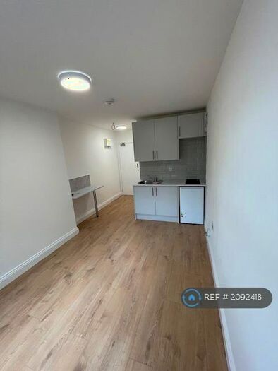 Studio To Rent In Bowes Road, London, N13