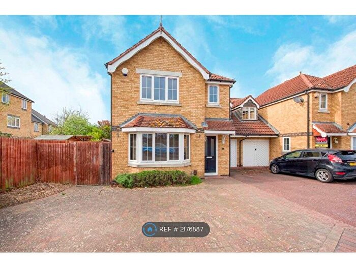 6 Bedroom Semi-Detached House To Rent In Nightingale Shott, Egham, TW20