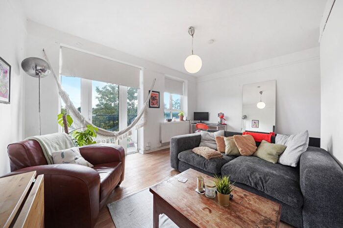 2 Bedroom Flat To Rent In Lordship Lane Estate, East Dulwich, London, SE22