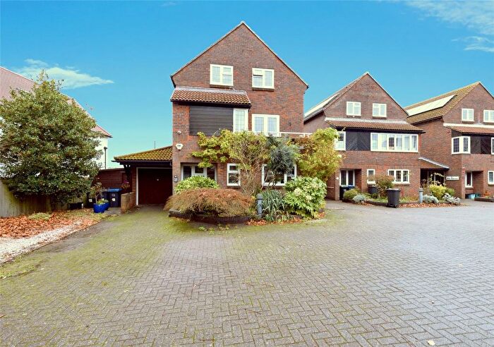 4 Bedroom Detached House For Sale In Blossom Close, South Croydon, CR2