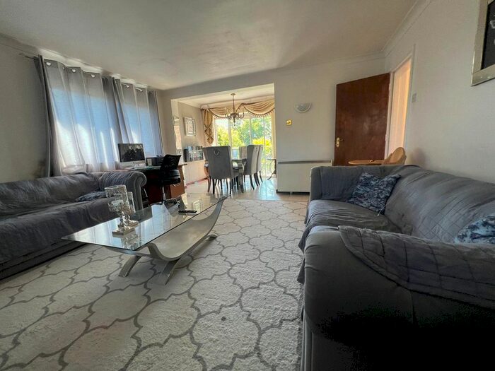 2 Bedroom Flat To Rent In Minster Court, Hillcrest Road, London, W5