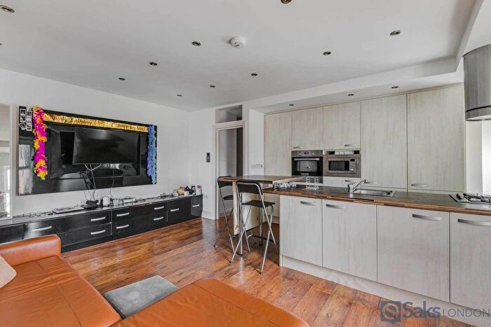 3 Bedroom Flat To Rent In Ritherdon Road, Tooting Bec, London, SW17