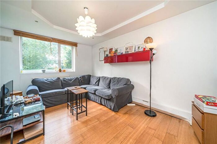 2 Bedroom Flat To Rent In Scrutton Close, London, SW12