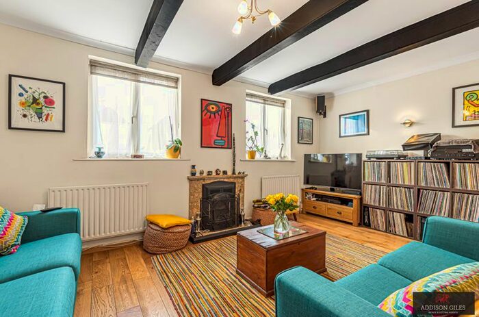 2 Bedroom Semi-Detached House To Rent In Elliman Avenue, Slough, SL2