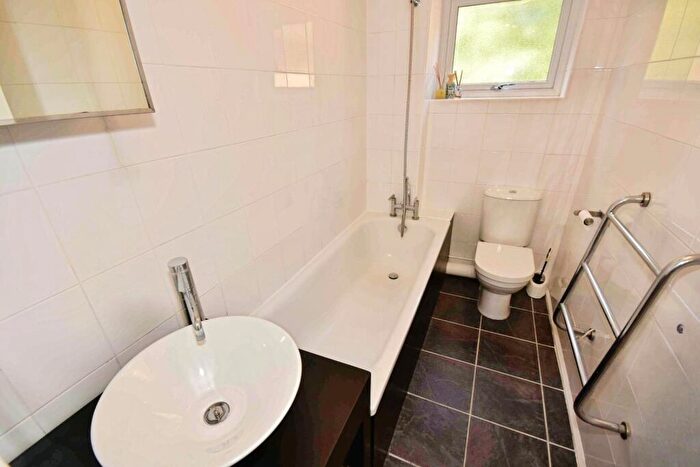 1 Bedroom Flat For Sale In High Road, Buckhurst Hill, IG9