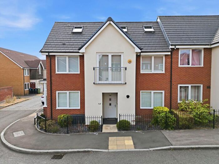 4 Bedroom Semi-Detached House For Sale In Sinatra Drive, Oxley Park, MK4
