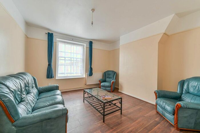 2 Bedroom Flat To Rent In New Park Road, Balham, London, SW2