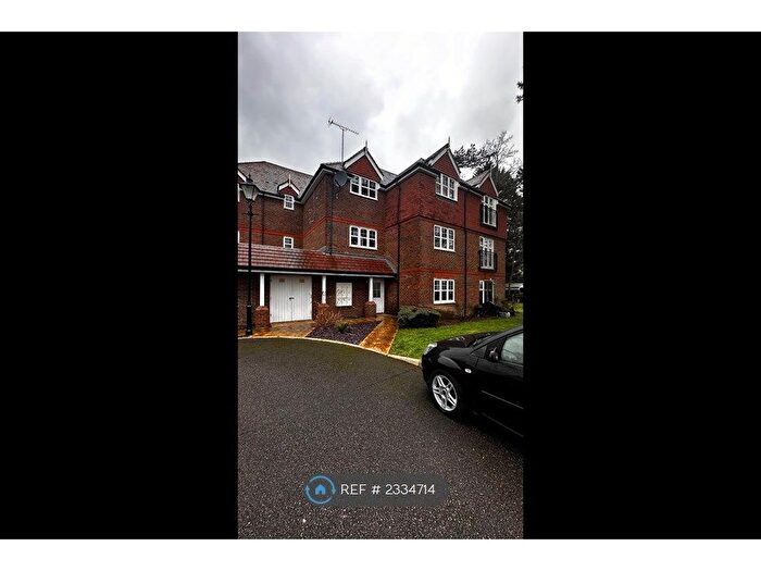 2 Bedroom Flat To Rent In Summerwood, Ifield, Crawley, RH11