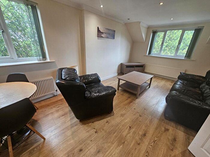 2 Bedroom House To Rent In Highthorne Court, Shadwell, LS17