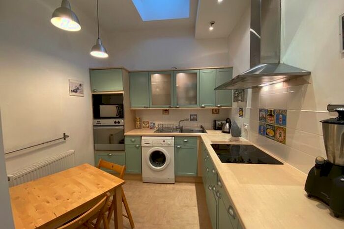 2 Bedroom Flat To Rent In Learmonth Gardens, Edinburgh, EH4