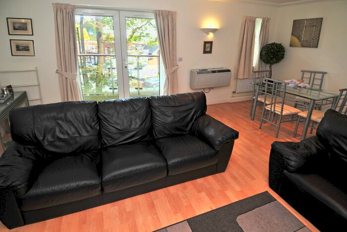 1 Bedroom Flat To Rent In Turners Hill Road, Pound Hill, Crawley, RH10