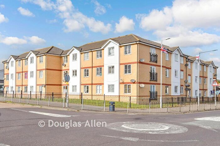 2 Bedroom Apartment For Sale In Timberlog Lane, Basildon, Essex, SS14