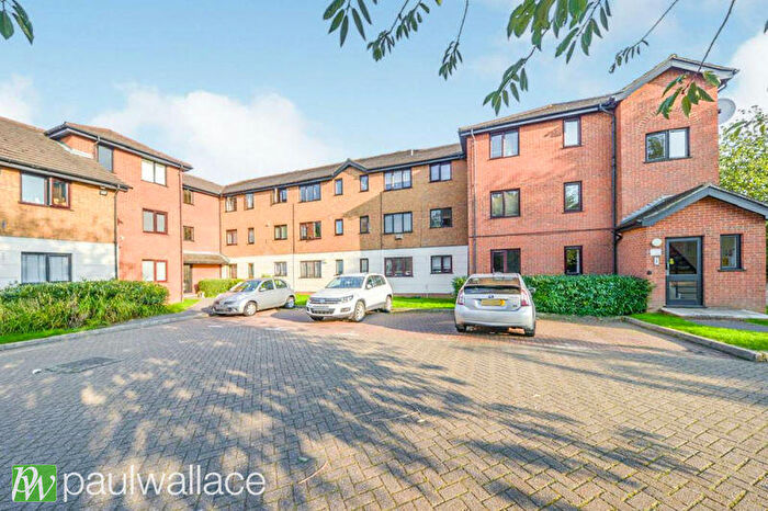1 Bedroom Flat For Sale In Parrotts Field, Hoddesdon, EN11