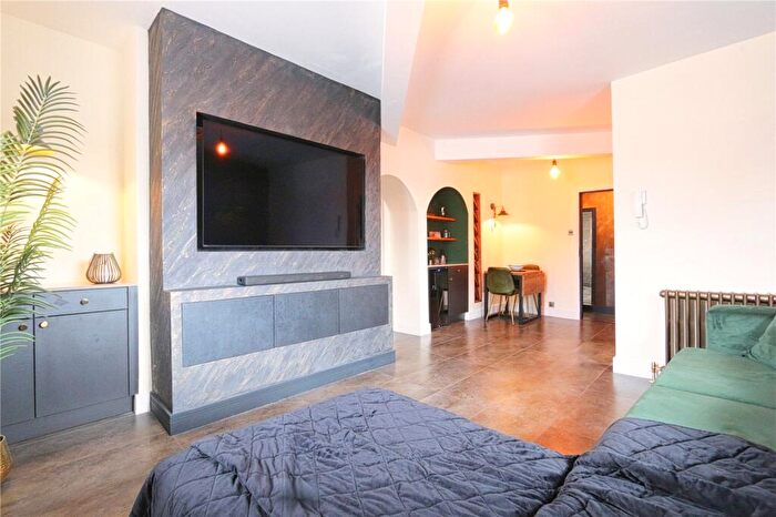 2 Bedroom Flat For Sale In Old Hall Lane, Mottram, Hyde, Greater Manchester, SK14