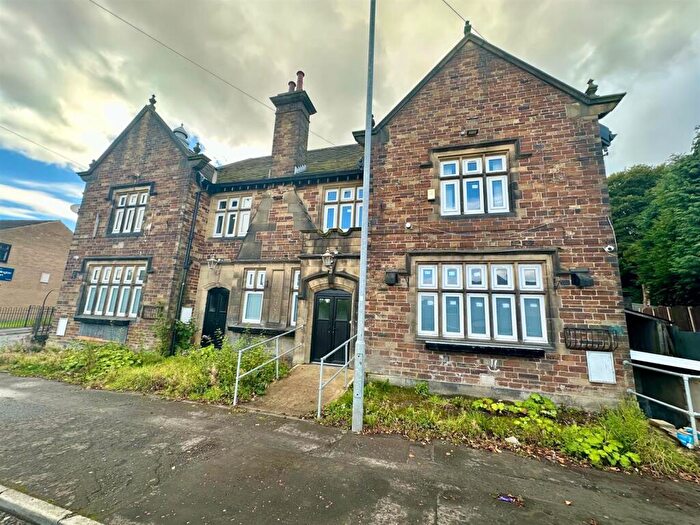 3 Bedroom Flat To Rent In Moor End Road, Halifax, HX2