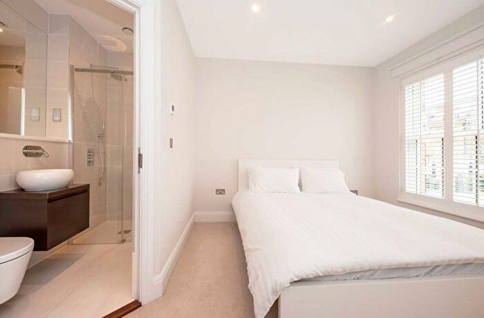1 Bedroom Flat For Sale In Merton Road, South Wimbledon, London, SW19