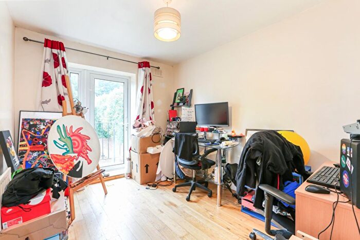 2 Bedroom Flat To Rent In Canonbie Road, London, SE23