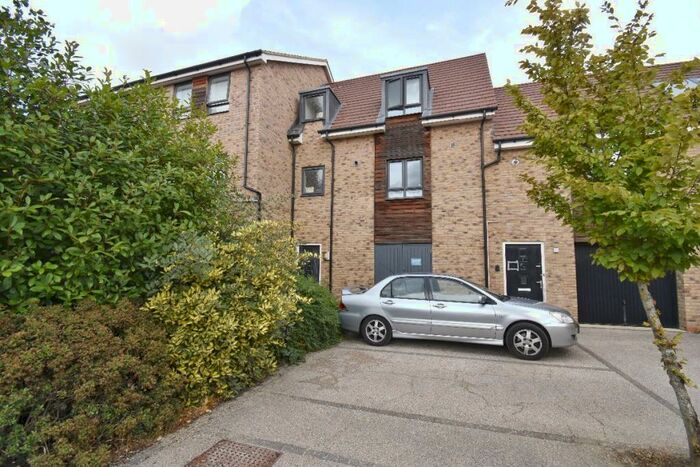 2 Bedroom Town House To Rent In Yeoman Drive, Cambridge, CB3