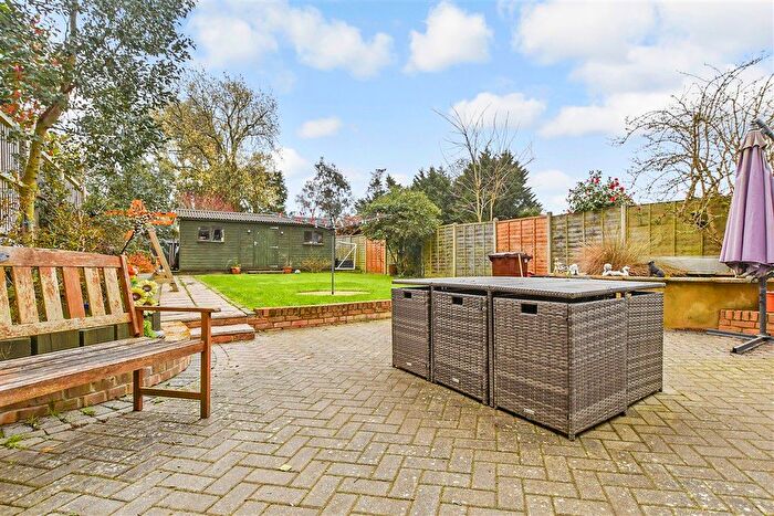 3 Bedroom Link Detached House For Sale In Shrubcote, Tenterden, Kent, TN30