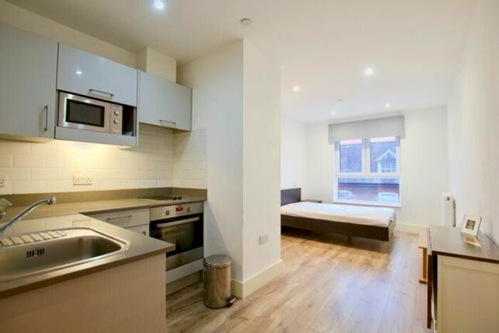 Studio To Rent In Kilburn High Road, London NW6