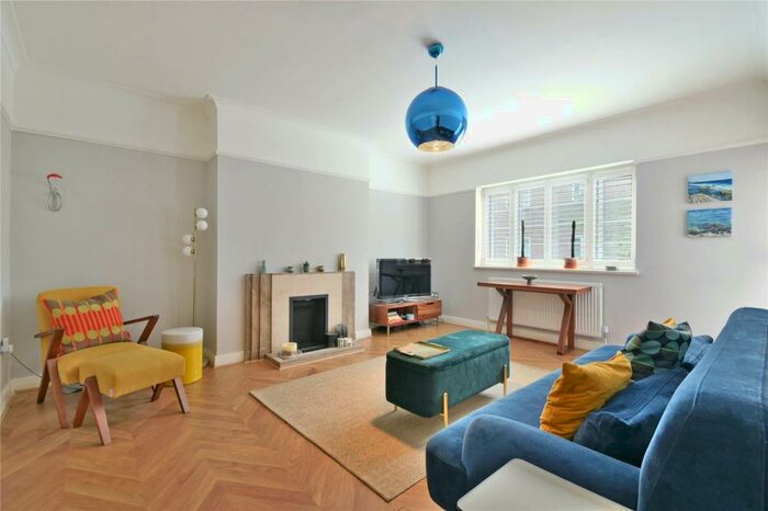 1 Bedroom Flat To Rent In Shoot Up Hill, Cricklewood, NW2