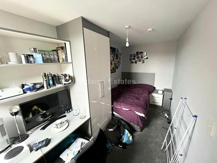 6 Bedroom Terraced House To Rent In Brighton Road, Reading, RG6