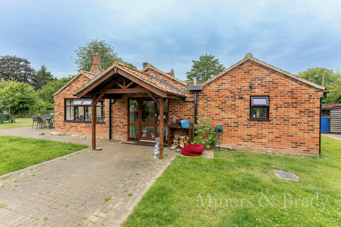 3 Bedroom Detached House For Sale In Hallfield Road, Thompson, IP24