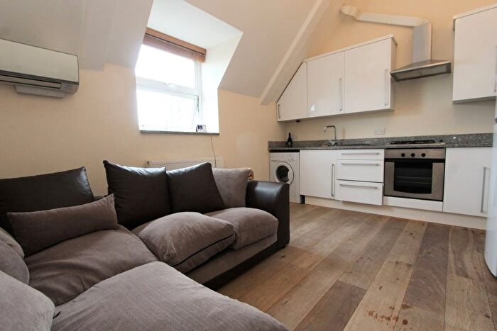 2 Bedroom Flat To Rent In Richmond Court, High Street, London, N8