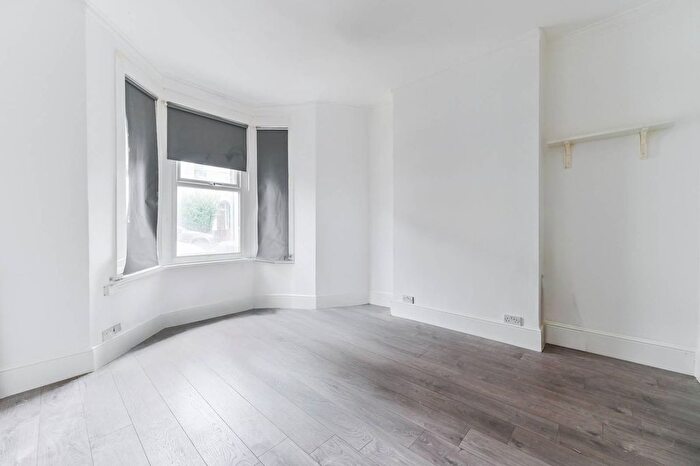 3 Bedroom Flat To Rent In Blakemore Road, Streatham Hill, London, SW16