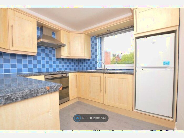 2 Bedroom Flat To Rent In Leeds, Roundhay, LS8