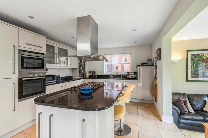 5 Bedroom Semi-Detached House To Rent In Hartley Road, Croydon, CR0