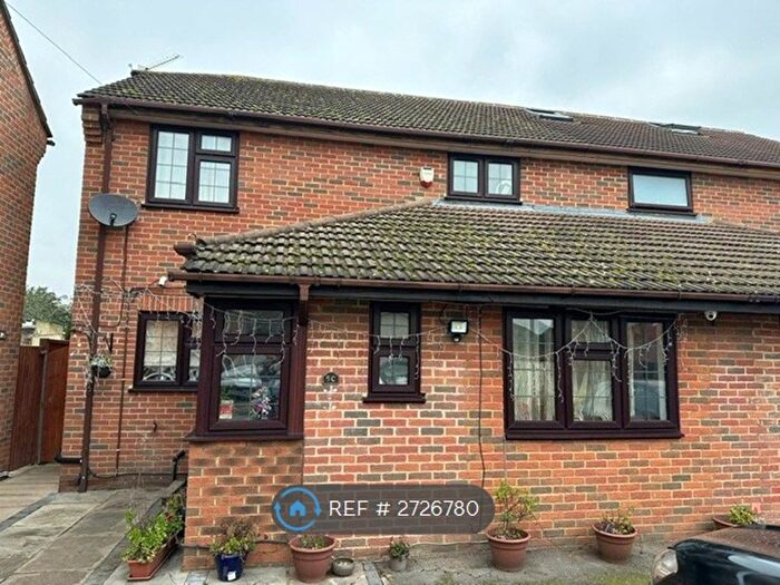 4 Bedroom Semi-Detached House To Rent In Broad Oak, Slough, SL2
