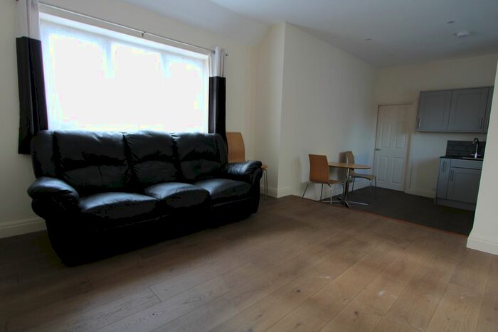 2 Bedroom Flat To Rent In Clifford Avenue, London, SW14