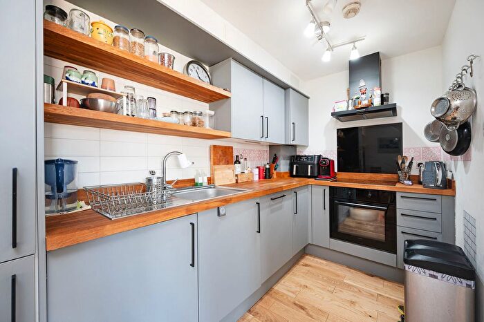 2 Bedroom Flat To Rent In Hackney Road, Tower Hamlets, London, E2